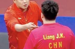 开云体育官网-队员闹意见被换下场，教练组织全队团结的简单介绍