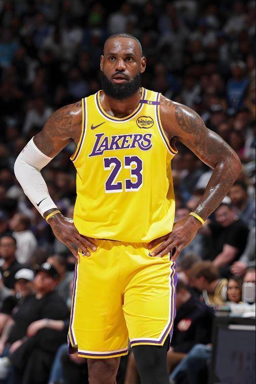 包含篮球明星詹姆斯将宣布退役的词条