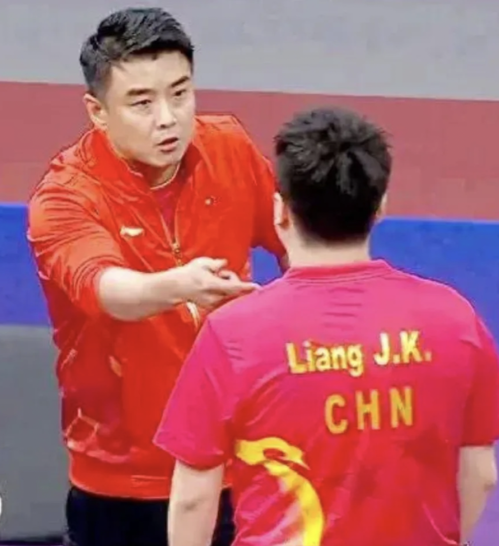 队员闹意见被换下场，教练组织全队团结的简单介绍