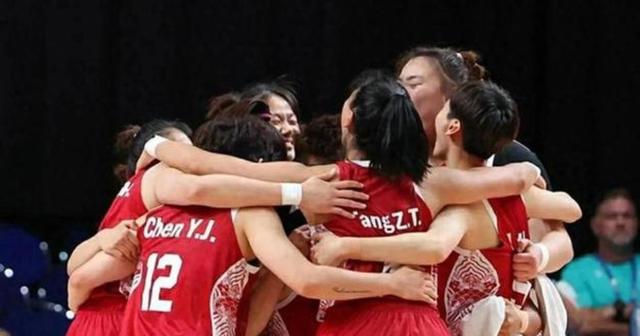 队员闹意见被换下场，教练组织全队团结的简单介绍