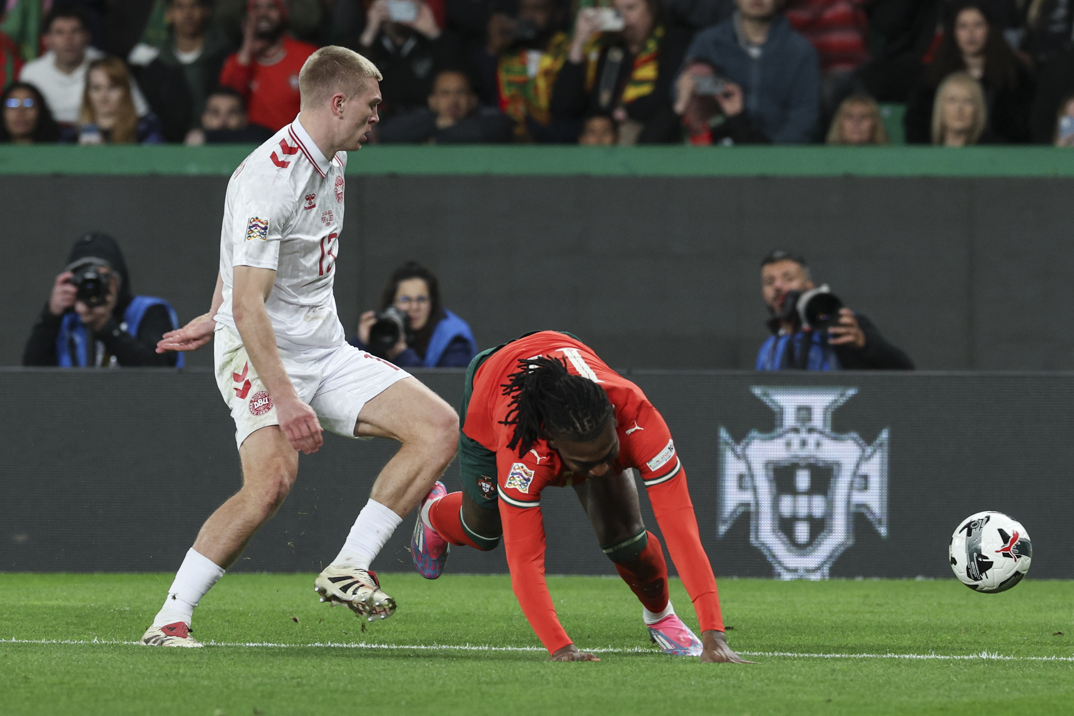 葡萄牙队悍然出击,大比分胜利晋级 葡萄牙队悍然出击,大比分胜利晋级