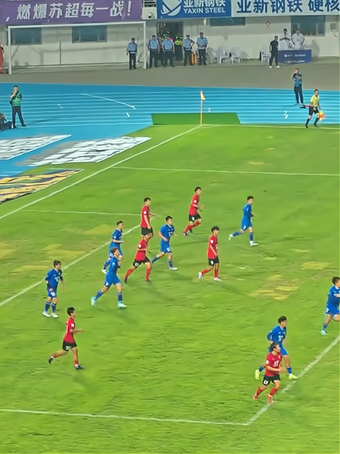 球员们的拼搏精神感动了无数球迷 球员们的拼搏精神感动了无数球迷