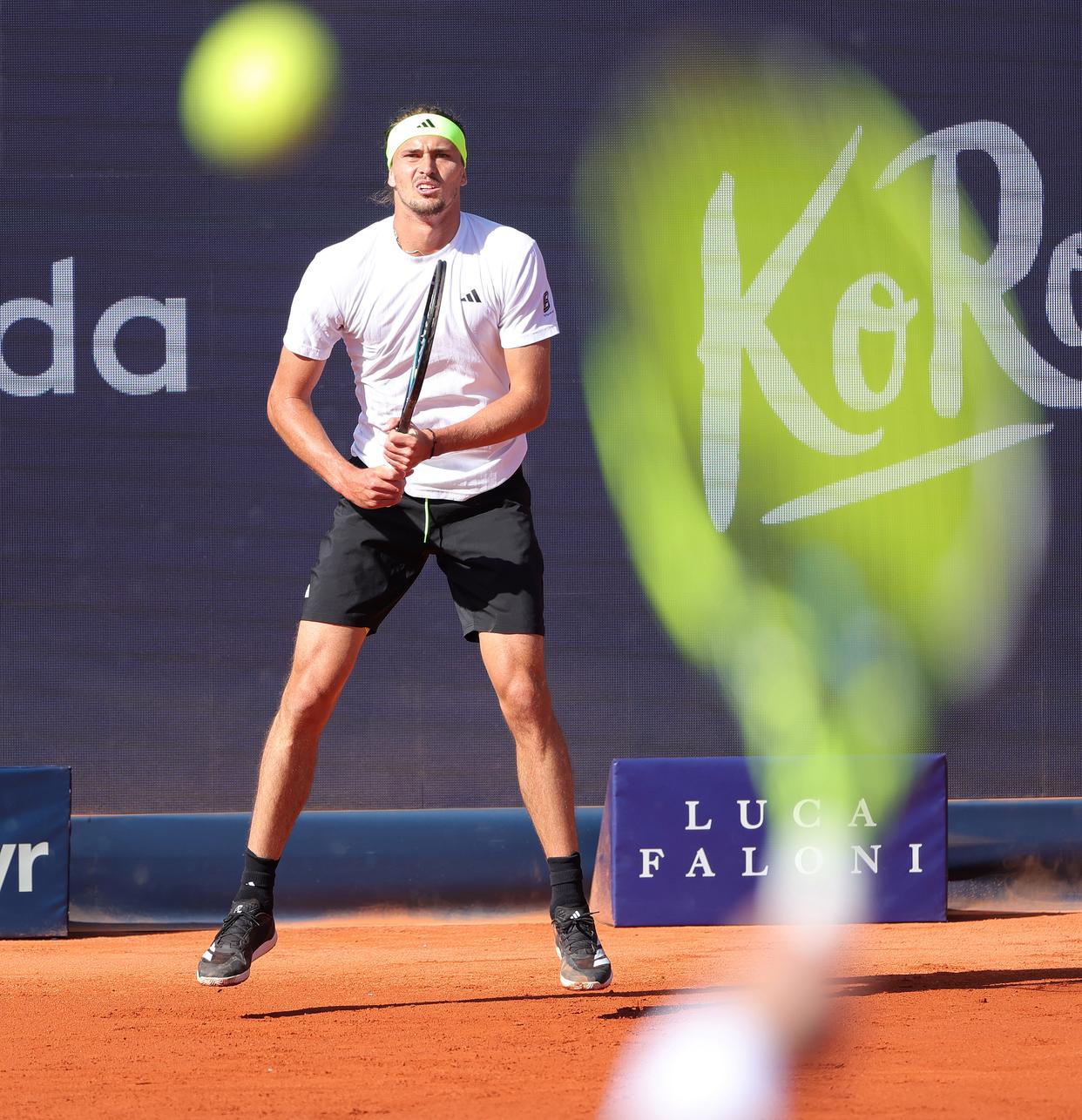 德国网球队完胜澳大利亚网球队，兹维列夫送出助攻的简单介绍