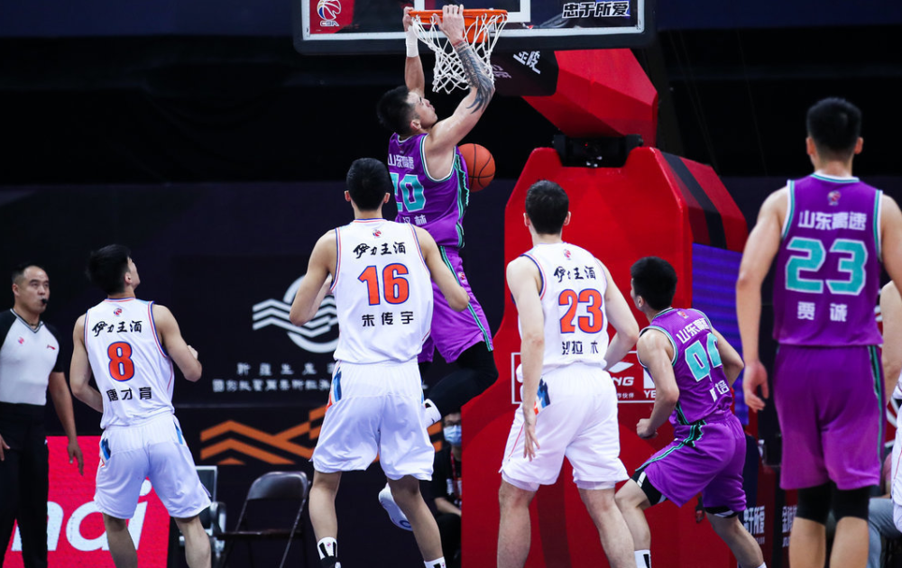 北京队力克湖人，高诗岩统治全场